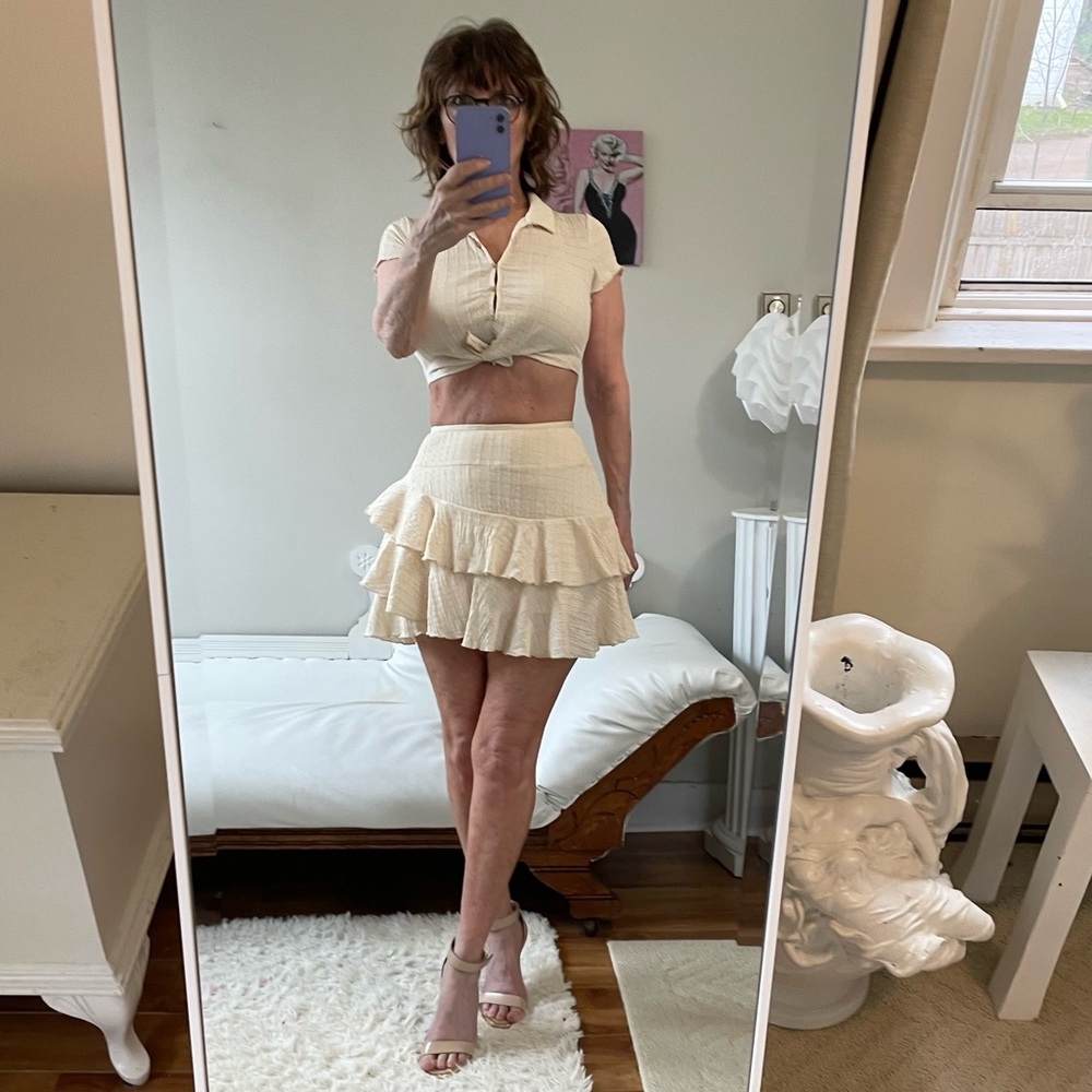 NWT TWO PIECE CREAM SKIRT SET SHORT SLEEVE TOP STRETCH WAIST RUFFLED SKIRT LINED